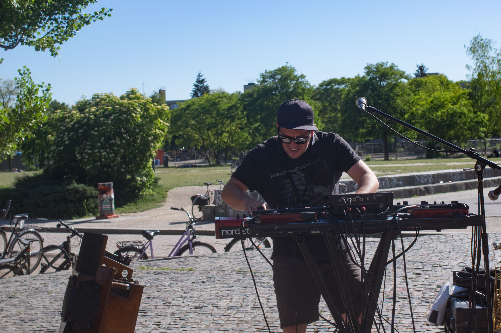 Andy V from Australie playning the keyboard in MAuerpark, Berlin